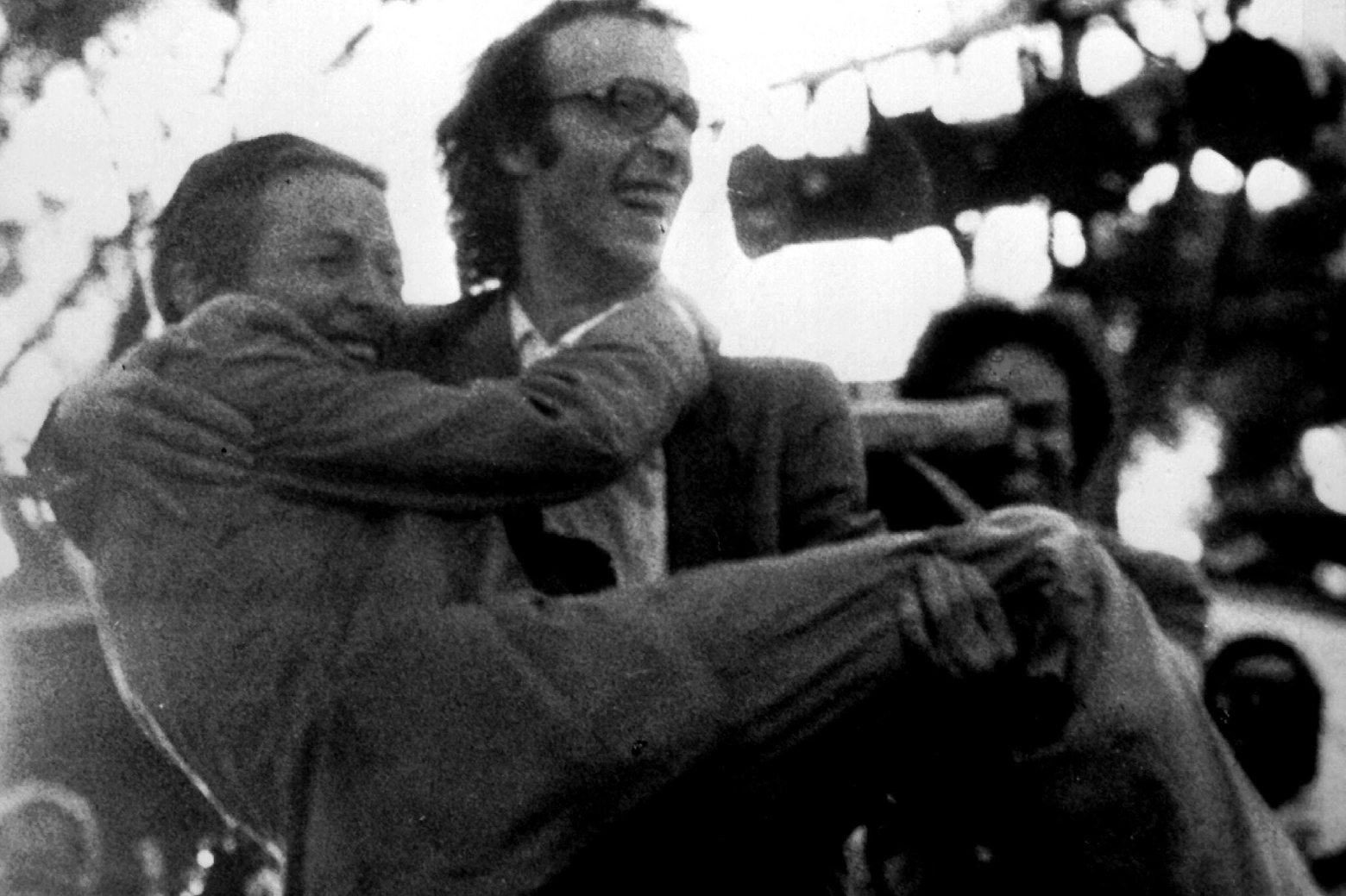 Una foto entrata nella storia: Enrico Berlinguer in braccio a Roberto Benigni