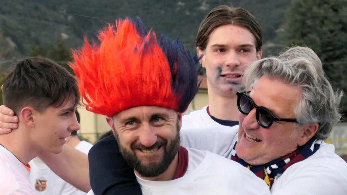 Il mediano Marco Granaiola abbracciato dal presidentissimo Michele Pardini