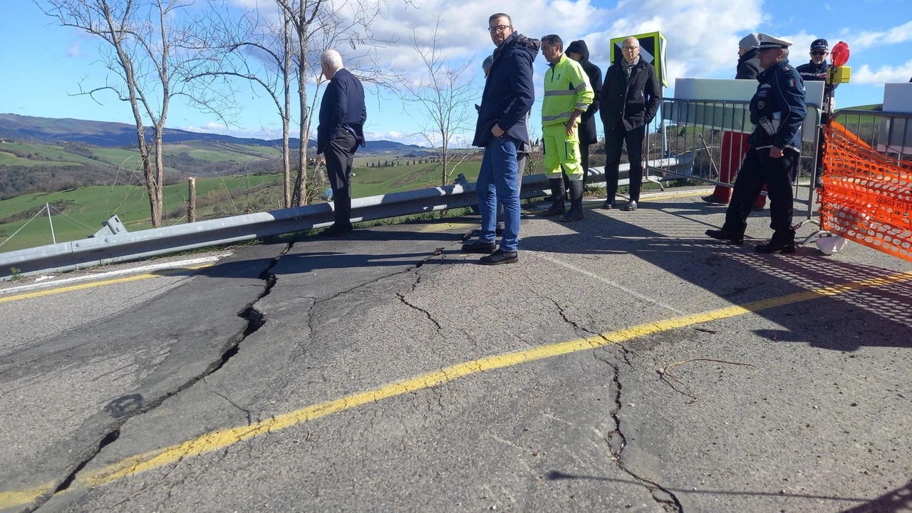 La frana sulla strada statale 68