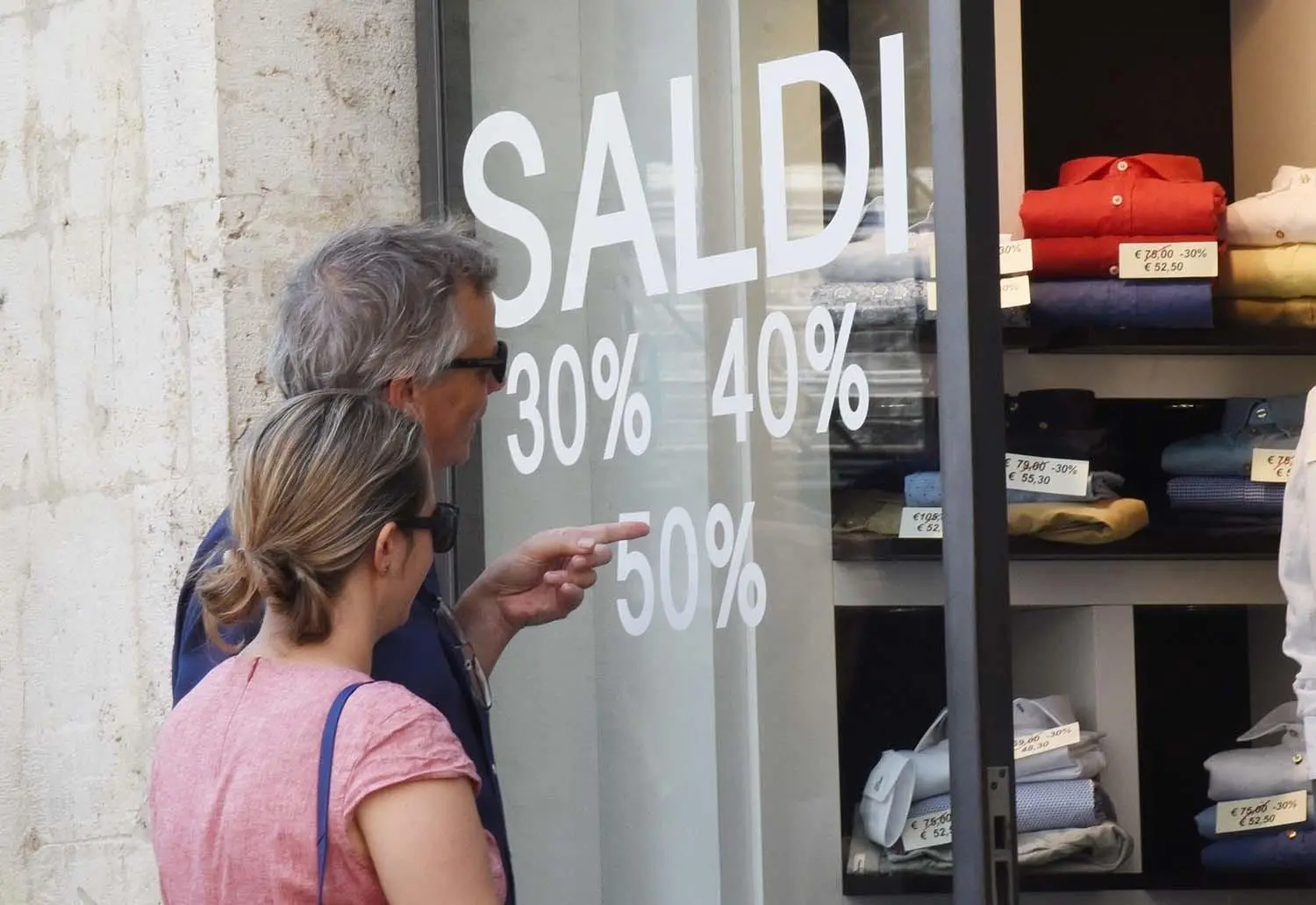 Saldi al via, fra attese e criticità: "Si premino i negozi di vicinato"