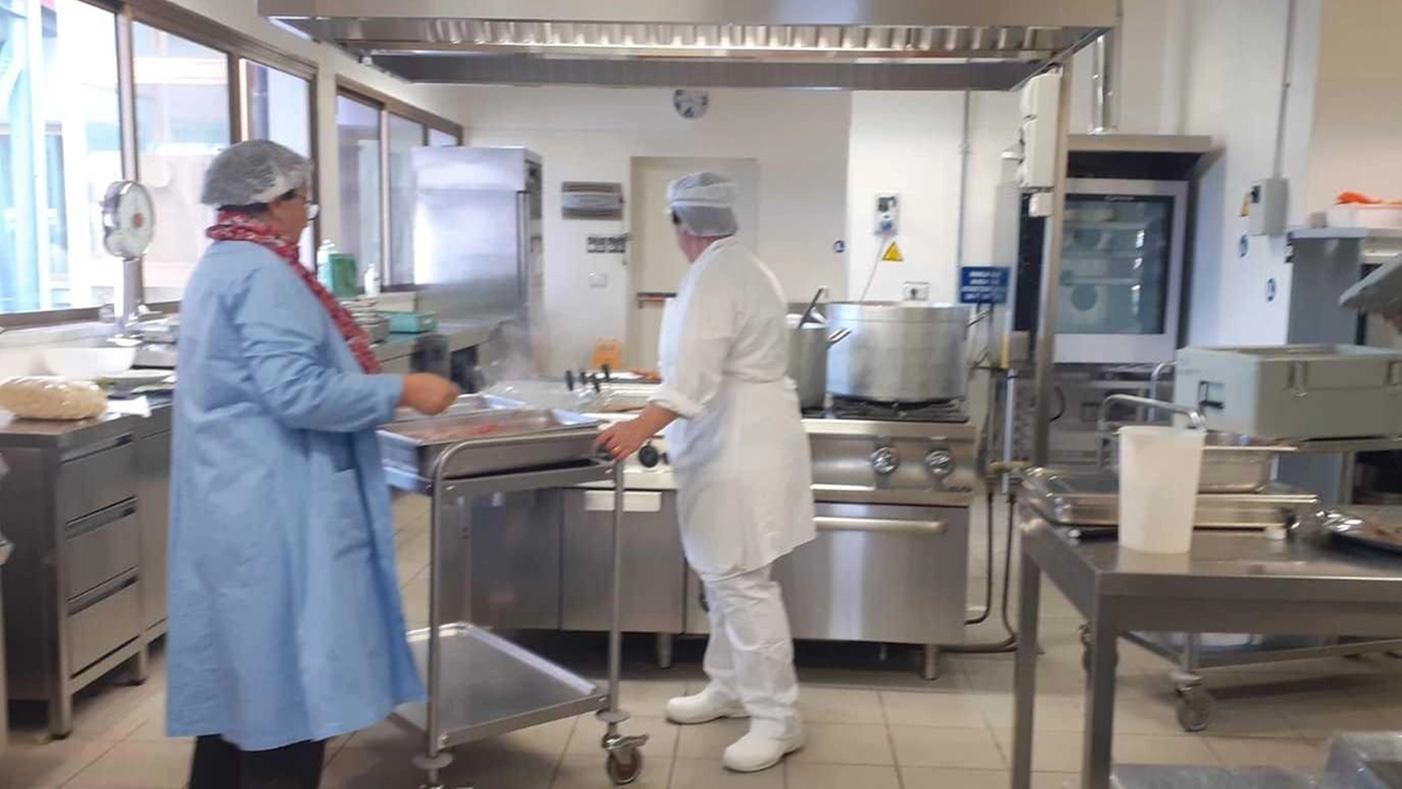 Il centro di cottura a servizio delle mense di Massarosa Il centro di cottura a servizio delle mense di Massarosa