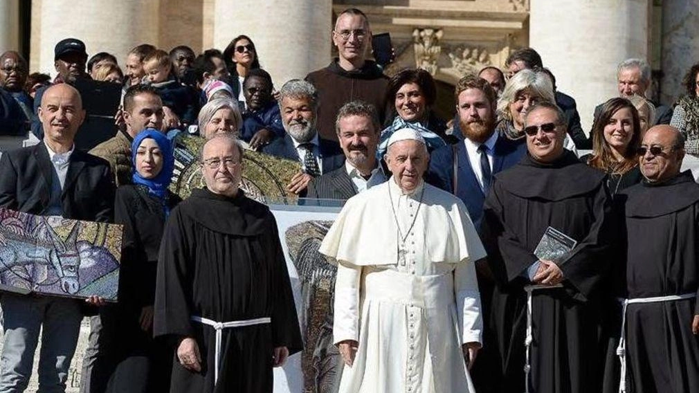 La delegazione della Piacenti ricevuta dal papa dopo la scoperta del settimo angelo nella basilica di Betlemme