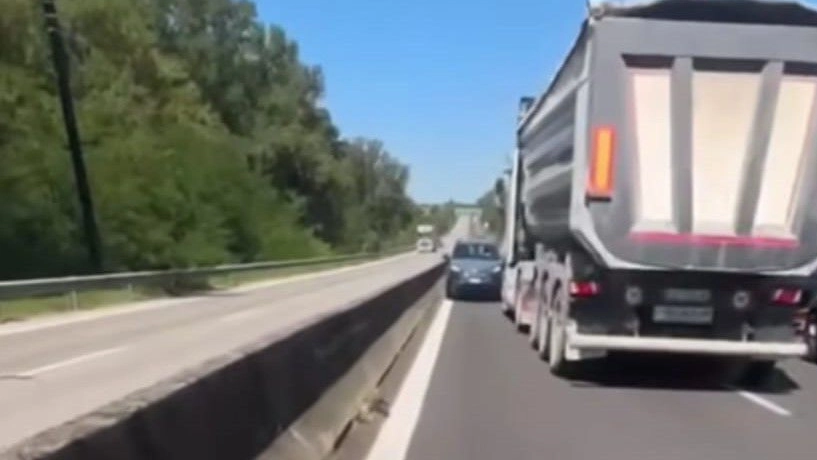 L'auto contromano bloccata dal tir di Andrea