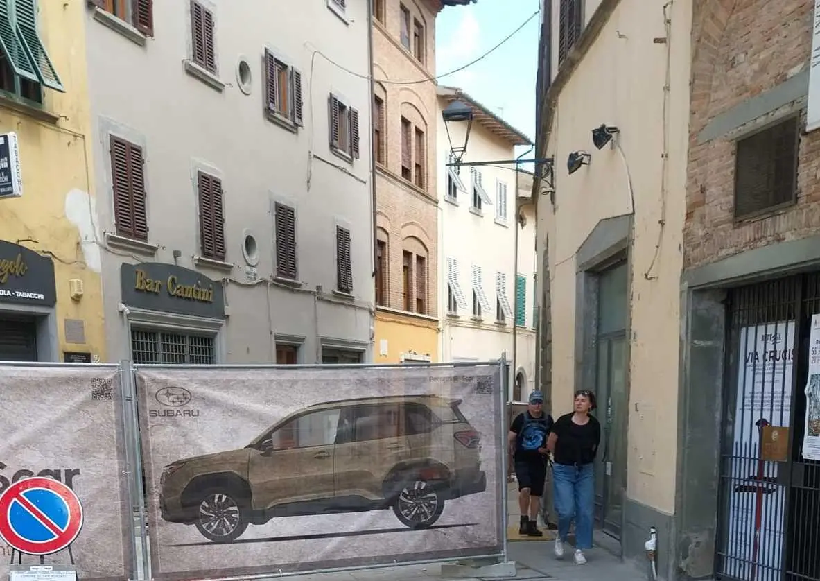 "Siamo oscurati da quei teloni". Negoziante si rivolge a un legale