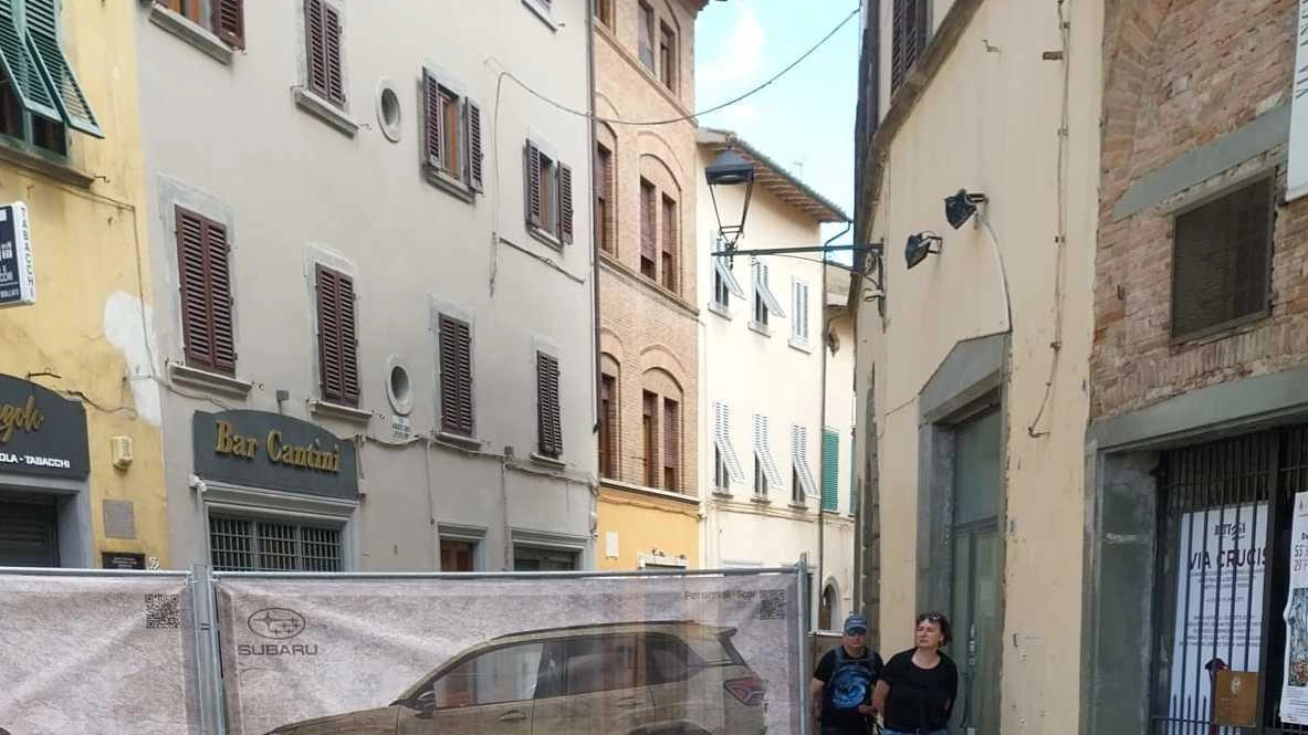 "Siamo oscurati da quei teloni". Negoziante si rivolge a un legale