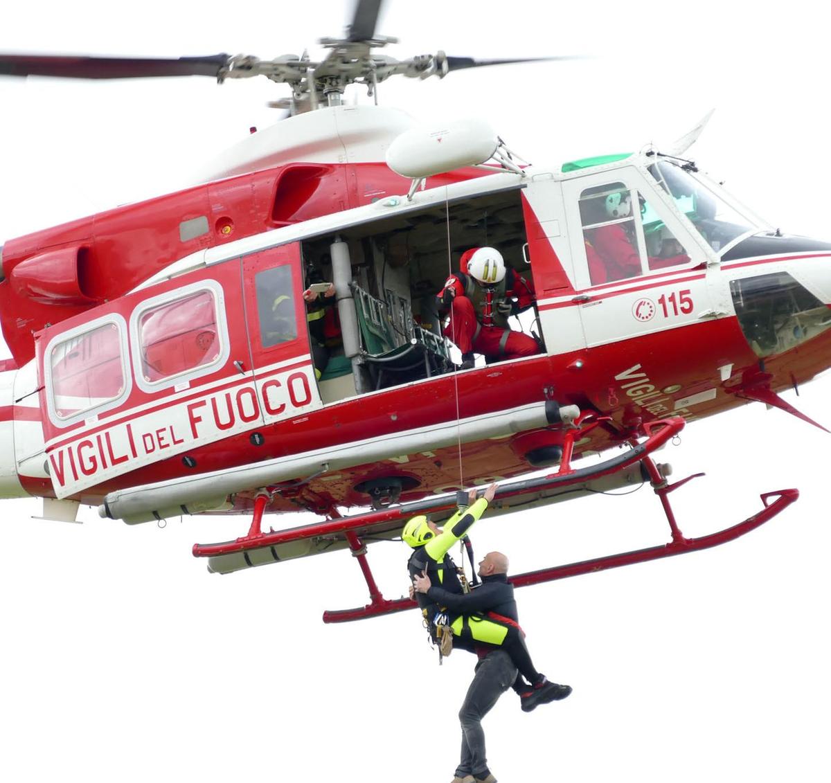 Distratti e sfortunati. Fungaioli soccorsi dai vigili del fuoco