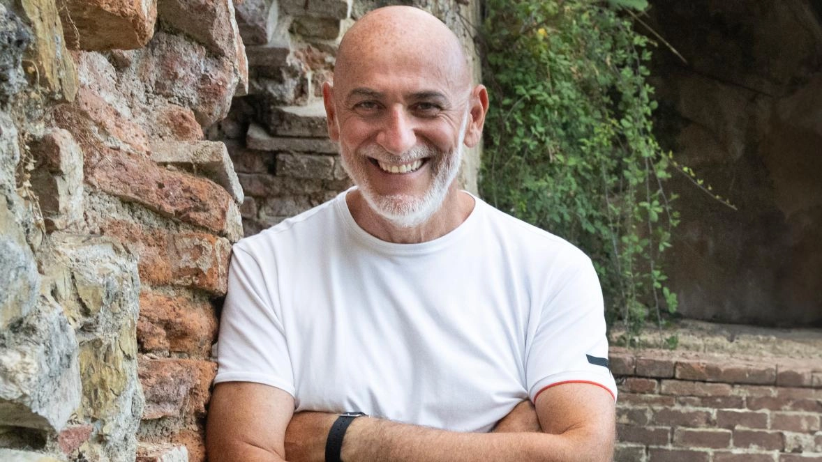 Oggi, a partire dalle 21.30, l’artista follonichese Sergio Sgrilli. sul palco del forte San Rocco proporrà il suo spettacolo «. Vieni che te le suono» Oggi, a partire dalle 21.30, l’artista follonichese Sergio Sgrilli. sul palco del forte San Rocco proporrà il suo spettacolo «. Vieni che te le suono»