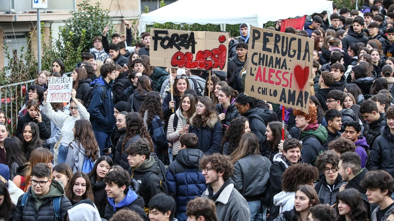I ragazzi dello scientifico si sono radunati fuori dalla sede di via d’Andreotto . I rappresentanti hanno incontrato la dirigente dopo il caso della mancata. certificazione Cambridge. In campo la sindaca: "Questioni che vanno risolte". I ragazzi dello scientifico si sono radunati fuori dalla sede di via d’Andreotto . I rappresentanti hanno incontrato la dirigente dopo il caso della mancata. certificazione Cambridge. In campo la sindaca: "Questioni che vanno risolte".