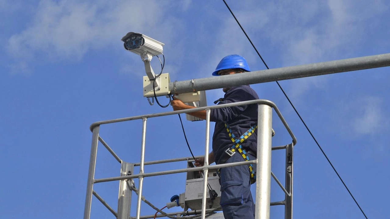 Una telecamera installata, sono sempre di più quelle messe dagli enti pubblici sul territorio anche dai privati Una telecamera installata, sono sempre di più quelle messe dagli enti pubblici sul territorio anche dai privati