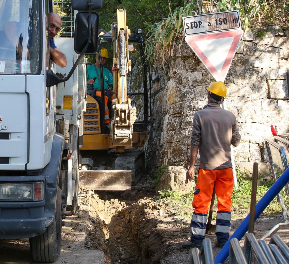 Fossi e caditoie sotto la lente. Via i detriti contro gli allagamenti Fossi e caditoie sotto la lente. Via i detriti contro gli allagamenti