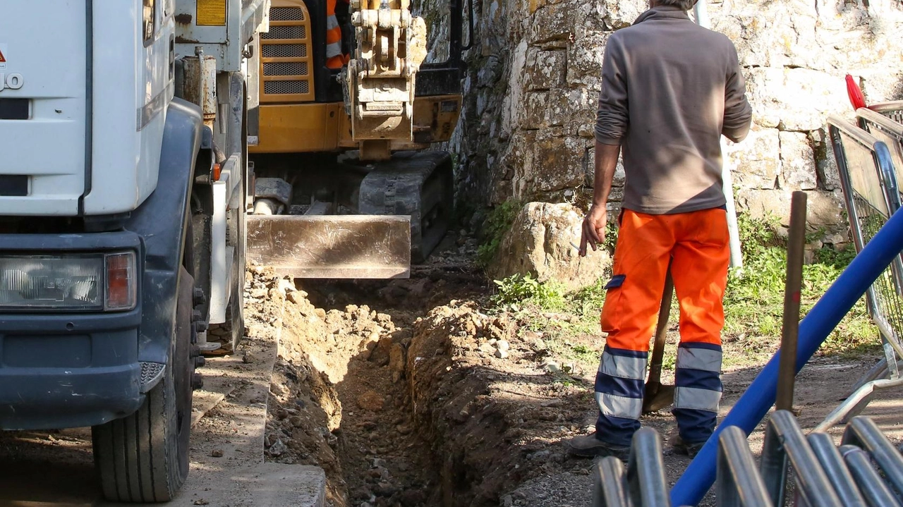 Operai al lavoro; l’obiettivo degli interventi programmati dal Comune aumentare la sicurezza e prevenire i danni causati dagli eventi meteorologici Operai al lavoro; l’obiettivo degli interventi programmati dal Comune aumentare la sicurezza e prevenire i danni causati dagli eventi meteorologici