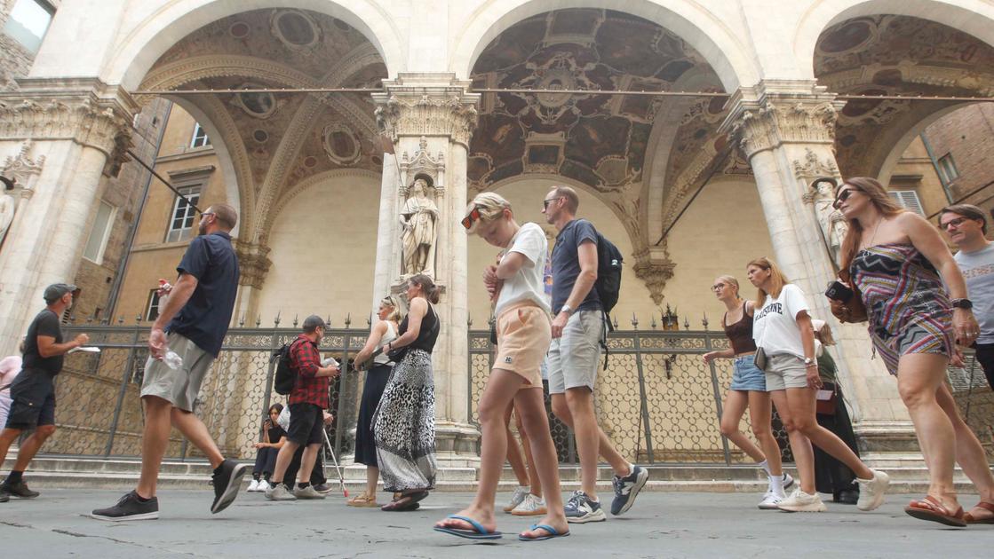 Turisti per un paio di ore, selfie in Piazza del Campo poi a dormire fuori città
