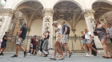 Turisti per 2 ore, selfie in Piazza del Campo e a dormire fuori città: Siena (più cara) scopre il deserto di sera