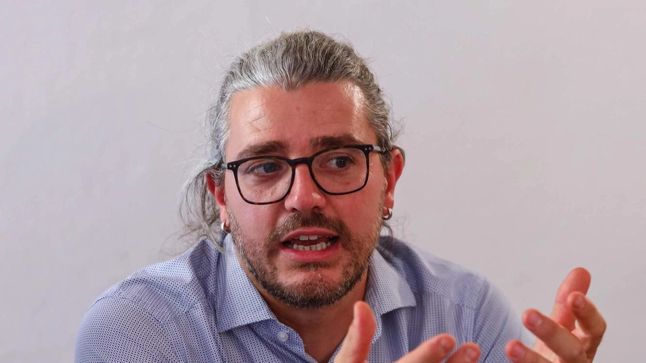 "Ci sono 500mila euro tenuti fermi in un cassetto. Risorse che andrebbero invece spese subito per la cittadinanza. La vecchia... "Ci sono 500mila euro tenuti fermi in un cassetto. Risorse che andrebbero invece spese subito per la cittadinanza. La vecchia...