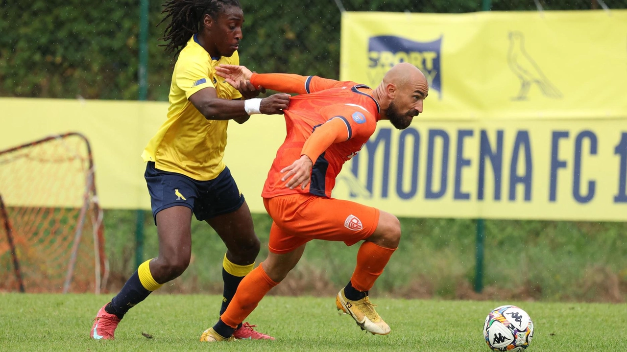 Simone Simeri nella seconda amichevole giocata contro il Celle Serazze è stato provato in coppia con il volto nuovo Cherif Diallo (Fiocchi) Simone Simeri nella seconda amichevole giocata contro il Celle Serazze è stato provato in coppia con il volto nuovo Cherif Diallo (Fiocchi)