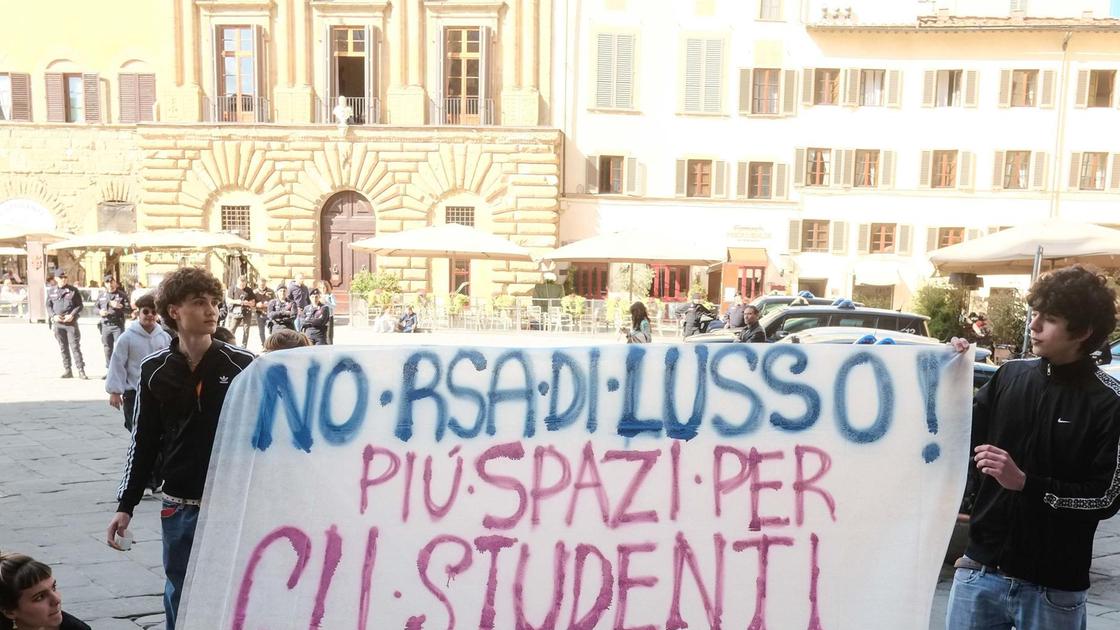 In piazza per l’ex caserma Ferrucci: "Fateci una mensa o una palestra" In piazza per l’ex caserma Ferrucci: "Fateci una mensa o una palestra"