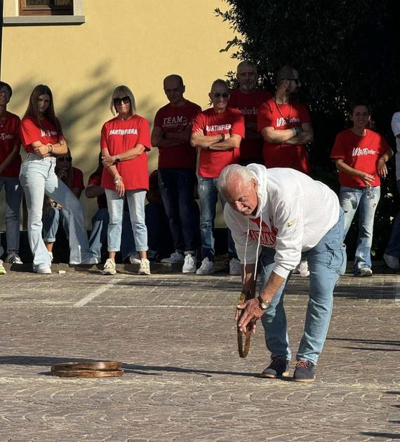 Martinfiera, trent’anni di tradizione. Dal palio dei Cerchiai al pigia pigia. C’è anche delegazione di Valbonne