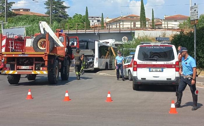 Autobus si incastra in un sottopasso: Grosseto, l’incidente e i soccorsi Autobus si incastra in un sottopasso: Grosseto, l’incidente e i soccorsi