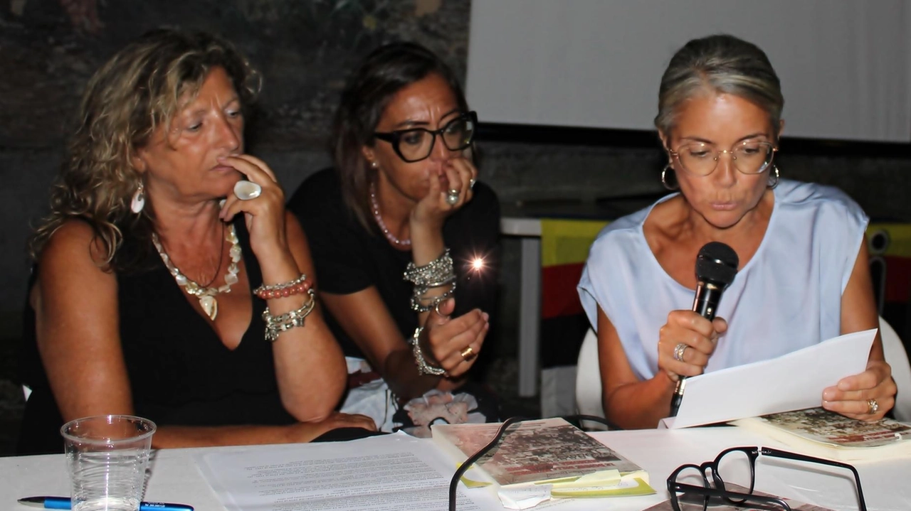 Una serata emozionante a Forno per ricordare la storia della Filanda, con testimonianze delle lavoratrici e la presentazione del libro "Le donne della memoria la memoria delle donne". Progetto per un museo multimediale e la volontà di preservare la memoria di un passato importante. Una serata emozionante a Forno per ricordare la storia della Filanda, con testimonianze delle lavoratrici e la presentazione del libro "Le donne della memoria la memoria delle donne". Progetto per un museo multimediale e la volontà di preservare la memoria di un passato importante.