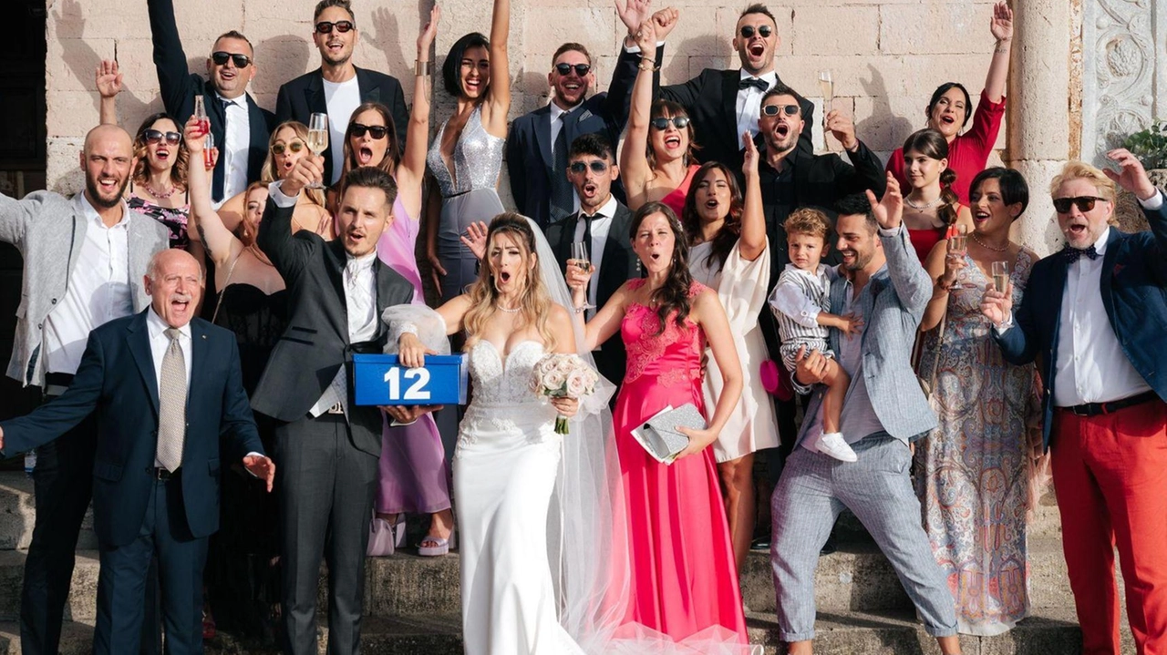 Cristina Grimaldi festeggia le nozze insieme ai ’pacchisti’ Cristina Grimaldi festeggia le nozze insieme ai ’pacchisti’