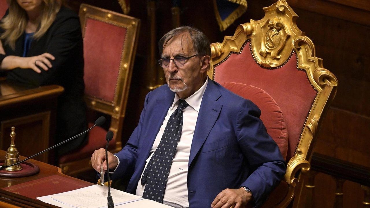 Il presidente del Senato La Russa elogia il governo per la prontezza nel riferire sulla situazione del Medio Oriente.