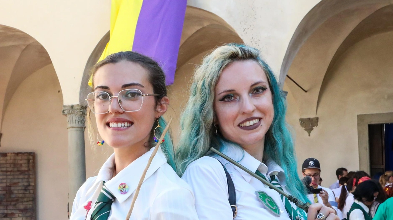 Fan da tutta Italia in arrivo a Villa Alberti per la scuola di magia e stregoneria. Sei giorni di gioco di ruolo dal vivo con tanto di ballo del ceppo ai Renai . . Fan da tutta Italia in arrivo a Villa Alberti per la scuola di magia e stregoneria. Sei giorni di gioco di ruolo dal vivo con tanto di ballo del ceppo ai Renai . .
