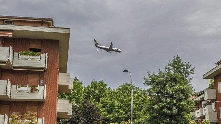 Torna a far discutere il sorvolo degli aerei sulla città in fase di decollo Torna a far discutere il sorvolo degli aerei sulla città in fase di decollo