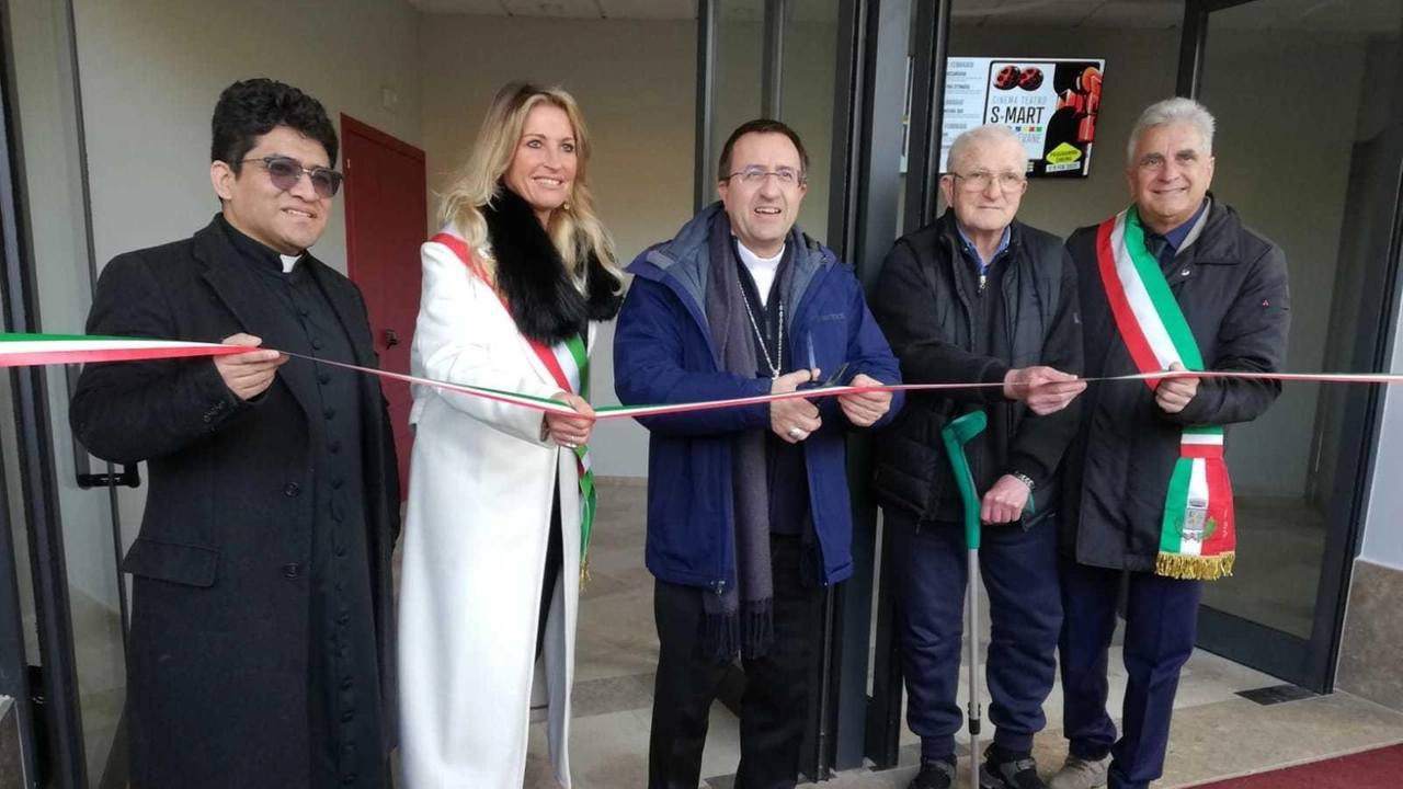 A tagliare il nastro ieri pomeriggio è stato il Vescovo di Arezzo Andrea Migliavacca. Presenti i sindaci dei Comuni di Montevarchi e Bucine, che hanno finanziato il teatro insieme a Curia, aziende e privati la ristrutturazione A tagliare il nastro ieri pomeriggio è stato il Vescovo di Arezzo Andrea Migliavacca. Presenti i sindaci dei Comuni di Montevarchi e Bucine, che hanno finanziato il teatro insieme a Curia, aziende e privati la ristrutturazione
