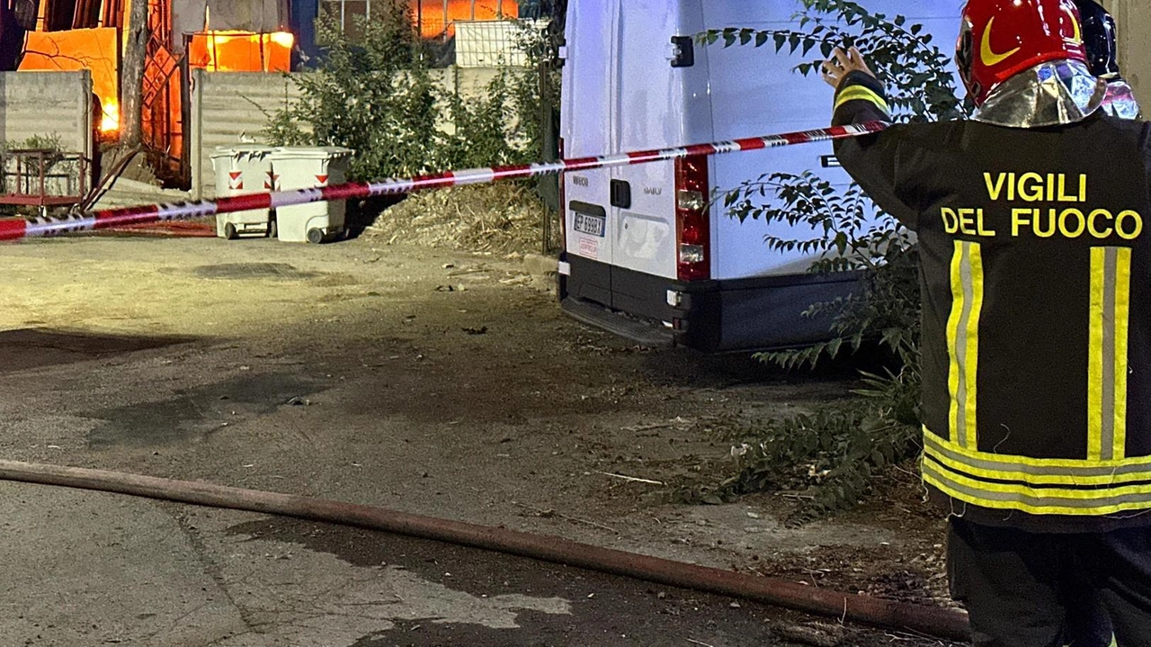 Uno spaventoso rogo è divampato nella tarda serata di ieri. Vigili del fuoco a lavoro per ore Uno spaventoso rogo è divampato nella tarda serata di ieri. Vigili del fuoco a lavoro per ore