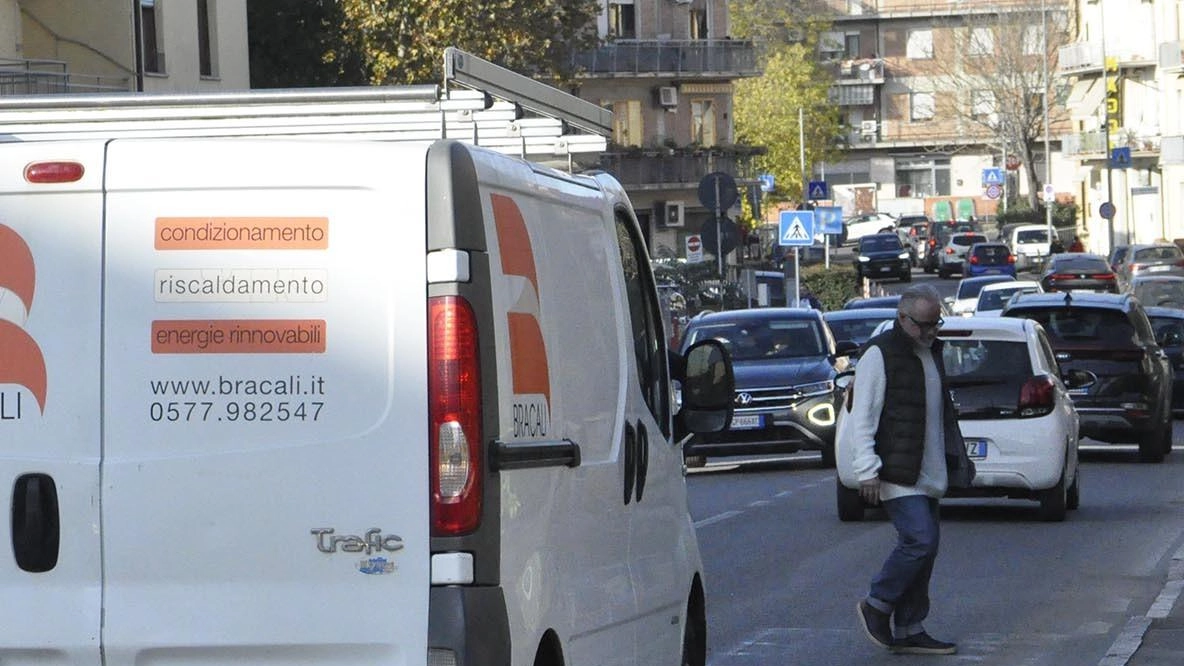 Attraversare la strada in via Santa Caterina è complicato considerando la velocità dei mezzi in circolazione Attraversare la strada in via Santa Caterina è complicato considerando la velocità dei mezzi in circolazione