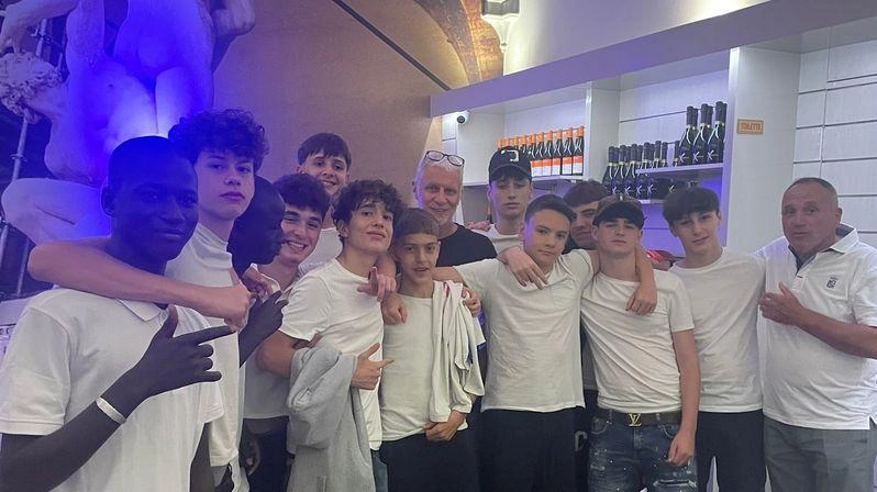 Gli Allievi Under 17 della Sales con il loro allenatore Marzi Gli Allievi Under 17 della Sales con il loro allenatore Marzi