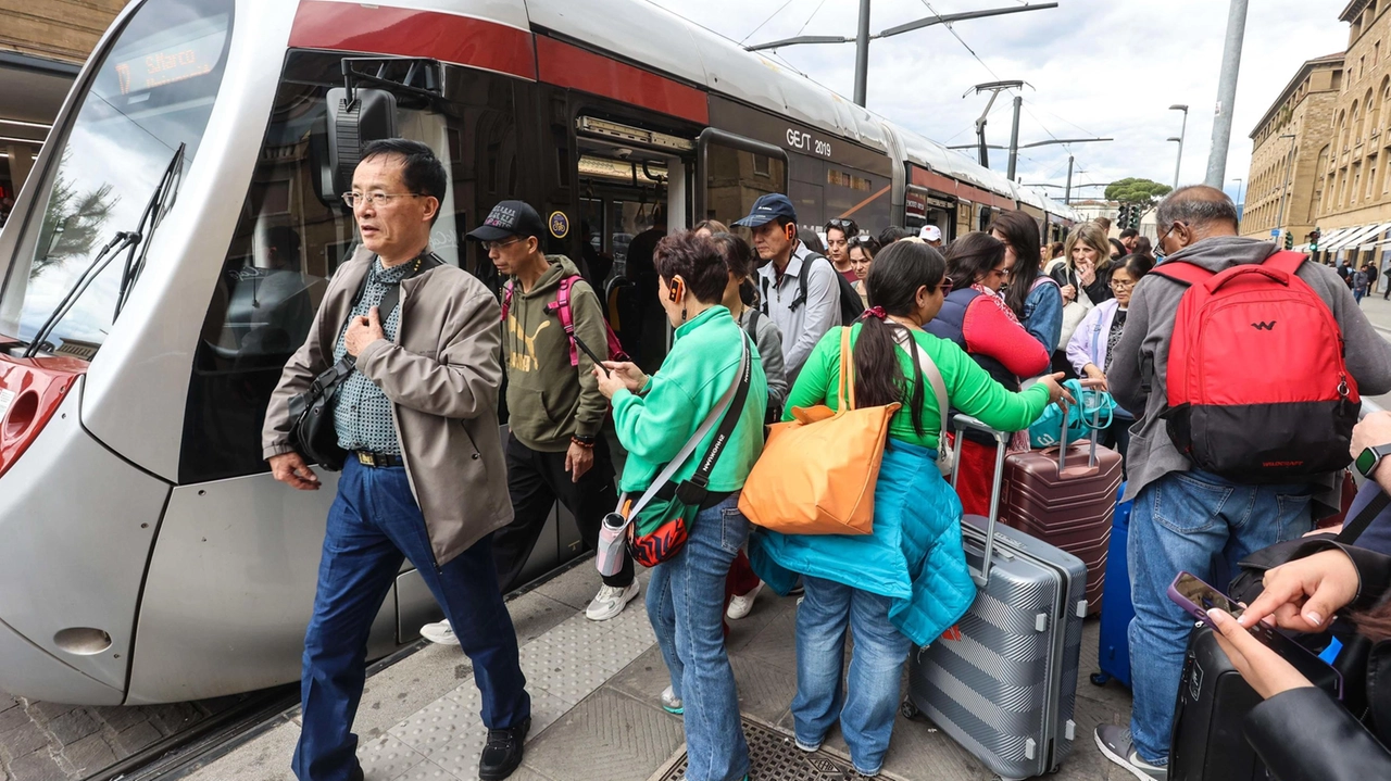 Sulla bilancia pregi e difetti del tram per residenti, pendolari e turisti: il mezzo di trasporto green è apprezzato. Decisivo il tema dei controlli: "C’è più sicurezza, alcune fermate però restano sempre pericolose".