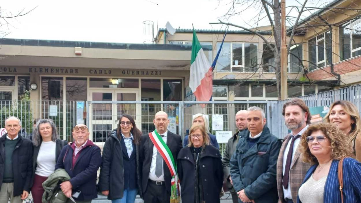 La foto di gruppo con il sindaco Mini, la sottosegretaria Frassinetti, assessori, consiglieri e il dirigente scolastico Sodini