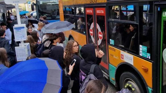 https://www.lanazione.it/image-service/view/acePublic/alias/contentid/MDZlYmQ4YjQtZGVjYS00/0/corse-saltate-proteste-in-montagna-sotto-accusa-il-trasporto-pubblico.jpeg?f=16:9&w=1200&h=630