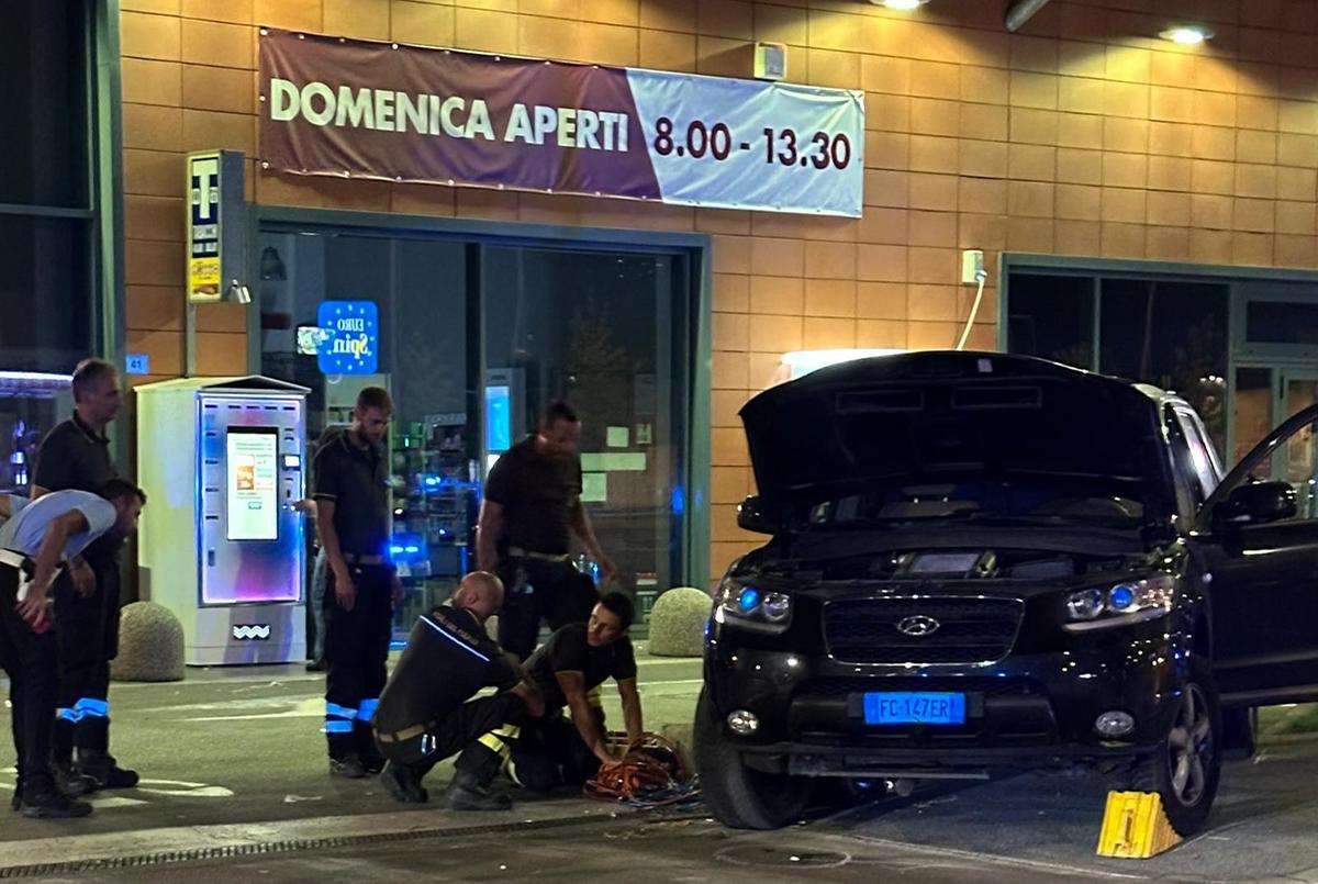 Schiacciato dalla sua auto. Resta in condizioni gravi. È un rebus la dinamica Schiacciato dalla sua auto. Resta in condizioni gravi. È un rebus la dinamica