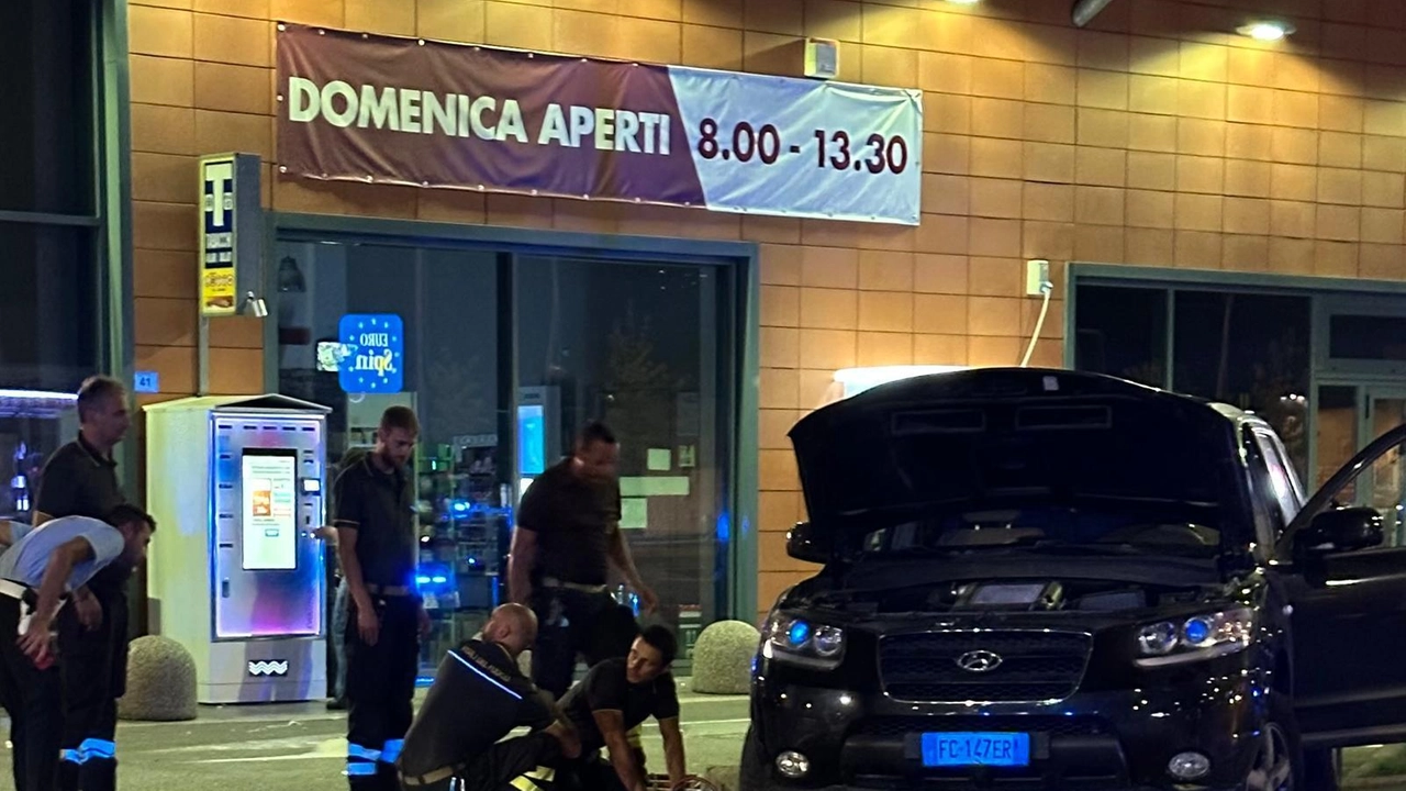 L’uomo, 55 anni di Montemurlo, è sceso dal veicolo dopo aver visto del fumo uscire dalla vettura: mentre si trovava davanti al cofano la macchina lo ha travolto. La polizia municipale non esclude nessuna ipotesi: probabile malfunzionamento. L’uomo, 55 anni di Montemurlo, è sceso dal veicolo dopo aver visto del fumo uscire dalla vettura: mentre si trovava davanti al cofano la macchina lo ha travolto. La polizia municipale non esclude nessuna ipotesi: probabile malfunzionamento.