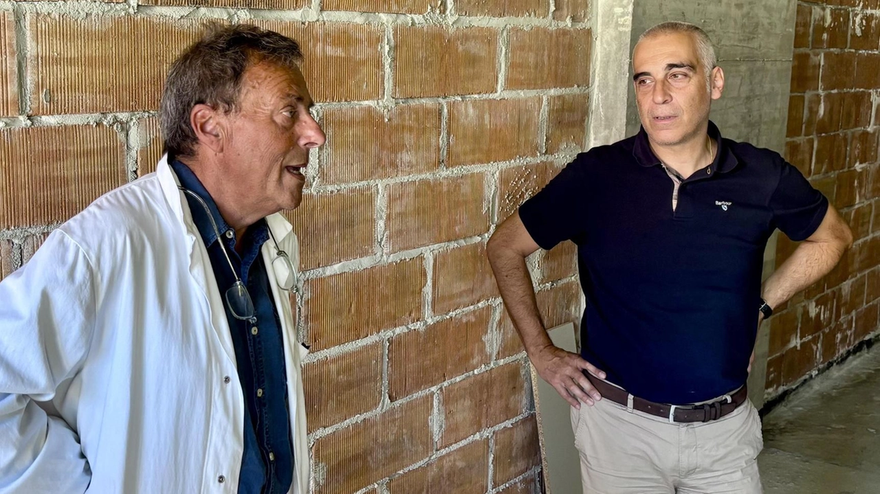 Il consigliere regionale Diego Petrucci ieri in un sopralluogo all’ospedale Lotti: «La dialisi? Finalmente siamo arrivati al traguardo» Il consigliere regionale Diego Petrucci ieri in un sopralluogo all’ospedale Lotti: «La dialisi? Finalmente siamo arrivati al traguardo»