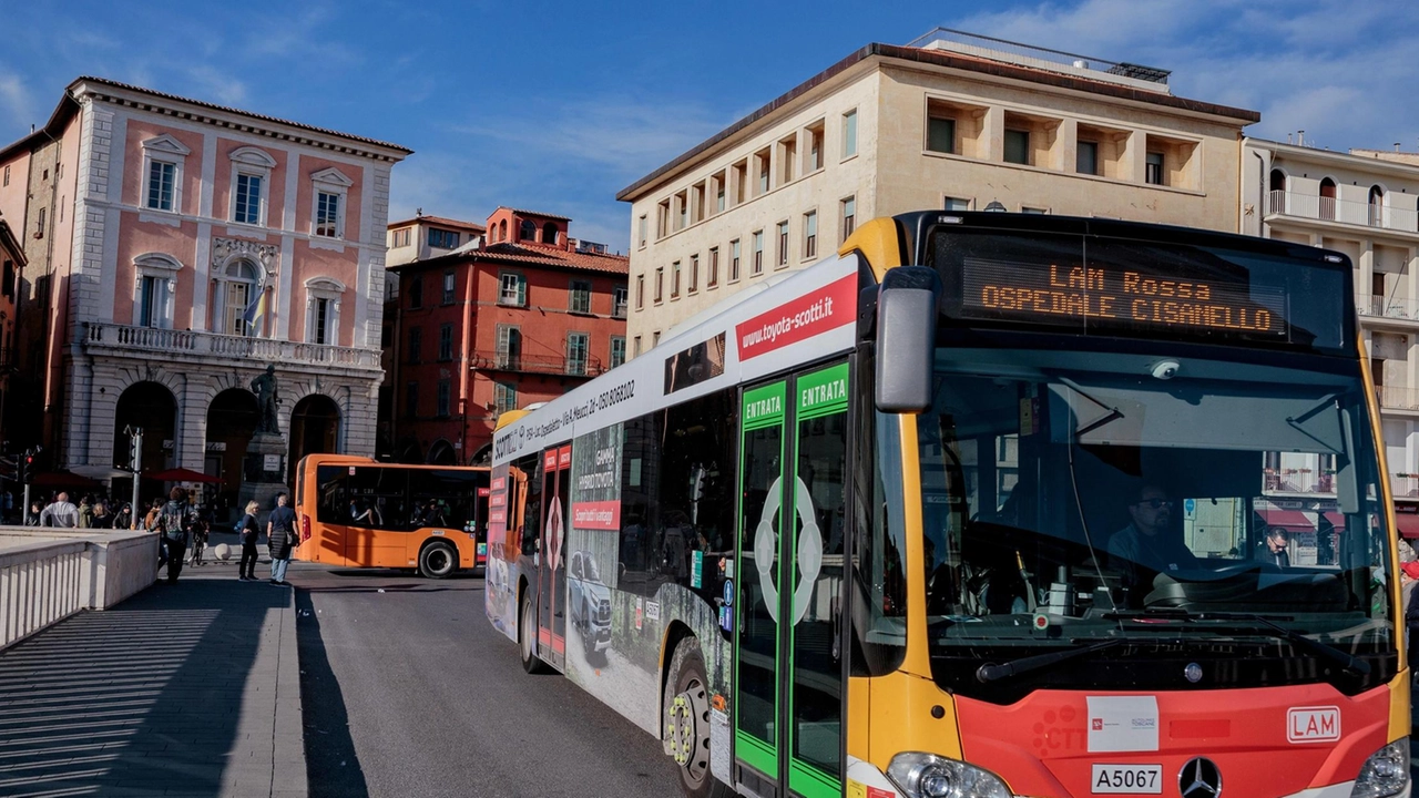 Un autobus mentre transita sul Ponte di Mezzo (foto Del Punta) Un autobus mentre transita sul Ponte di Mezzo (foto Del Punta)