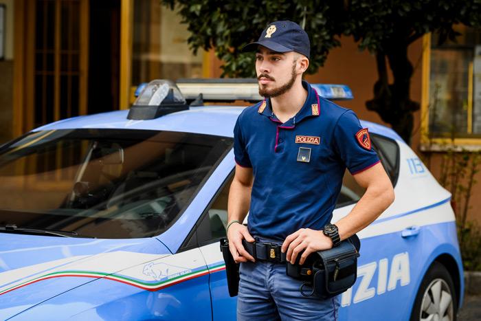 Furti a Firenze, passante fa arrestare ladro in auto in sosta Furti a Firenze, passante fa arrestare ladro in auto in sosta