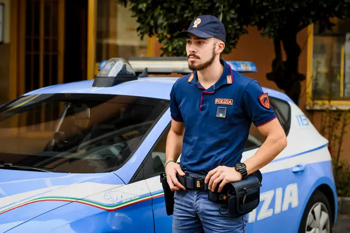Furti a Firenze, passante fa arrestare ladro in auto in sosta