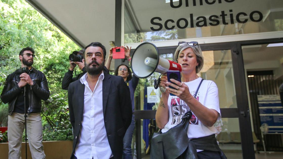 Corteo di protesta al liceo Alessi: "Lo Scientifico è nel caos. Serve un cambiamento reale" Corteo di protesta al liceo Alessi: "Lo Scientifico è nel caos. Serve un cambiamento reale"