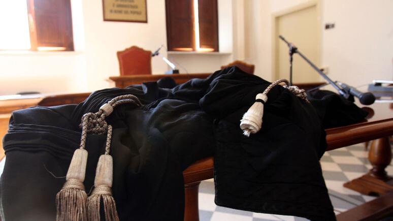 estorsione a luci rosse minaccia di diffondere foto e video hard battaglia in tribunale