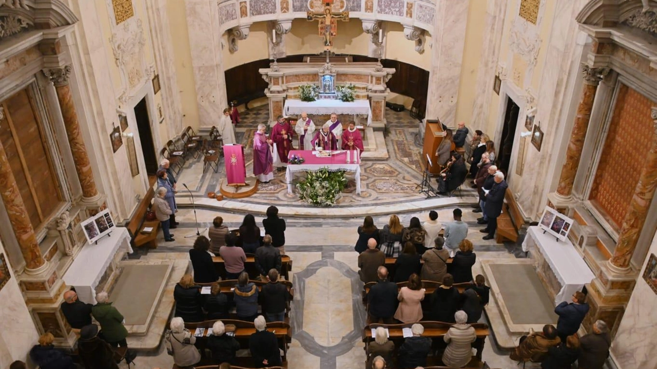 Hanno concelebrato l’Eucarestia il parroco don Luca Kostrzewa, don Lorenzo Bianchi e don Francesco Fabrizio assistiti dai diaconi Augusto Borghi e Michele Rosati Hanno concelebrato l’Eucarestia il parroco don Luca Kostrzewa, don Lorenzo Bianchi e don Francesco Fabrizio assistiti dai diaconi Augusto Borghi e Michele Rosati