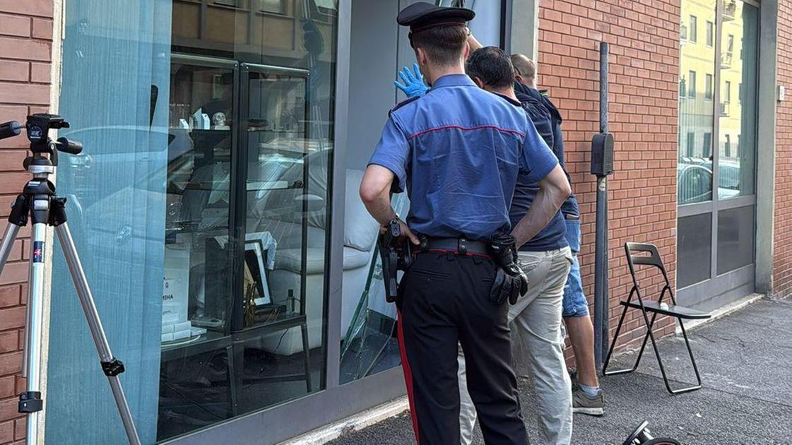 Un’altra ondata di spaccate. I sindaci al ministro Piantedosi: "Più risorse per la sicurezza"