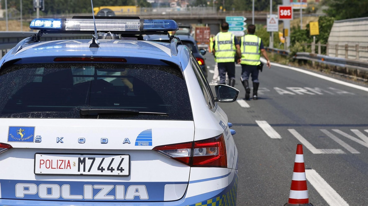 Le forze dell’ordine impegnate nei rilievi del sinistro immediatamente dopo l’urto tra camion e moto Le forze dell’ordine impegnate nei rilievi del sinistro immediatamente dopo l’urto tra camion e moto