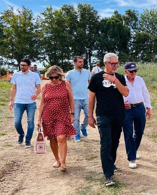https://www.lanazione.it/image-service/view/acePublic/alias/contentid/MDc0YTVlZGEtZTQ4My00/0/valle-al-pero-visita-della-giunta-il-campo-da-golf-avra-18-buche.jpeg?f=1.90:1&h=630