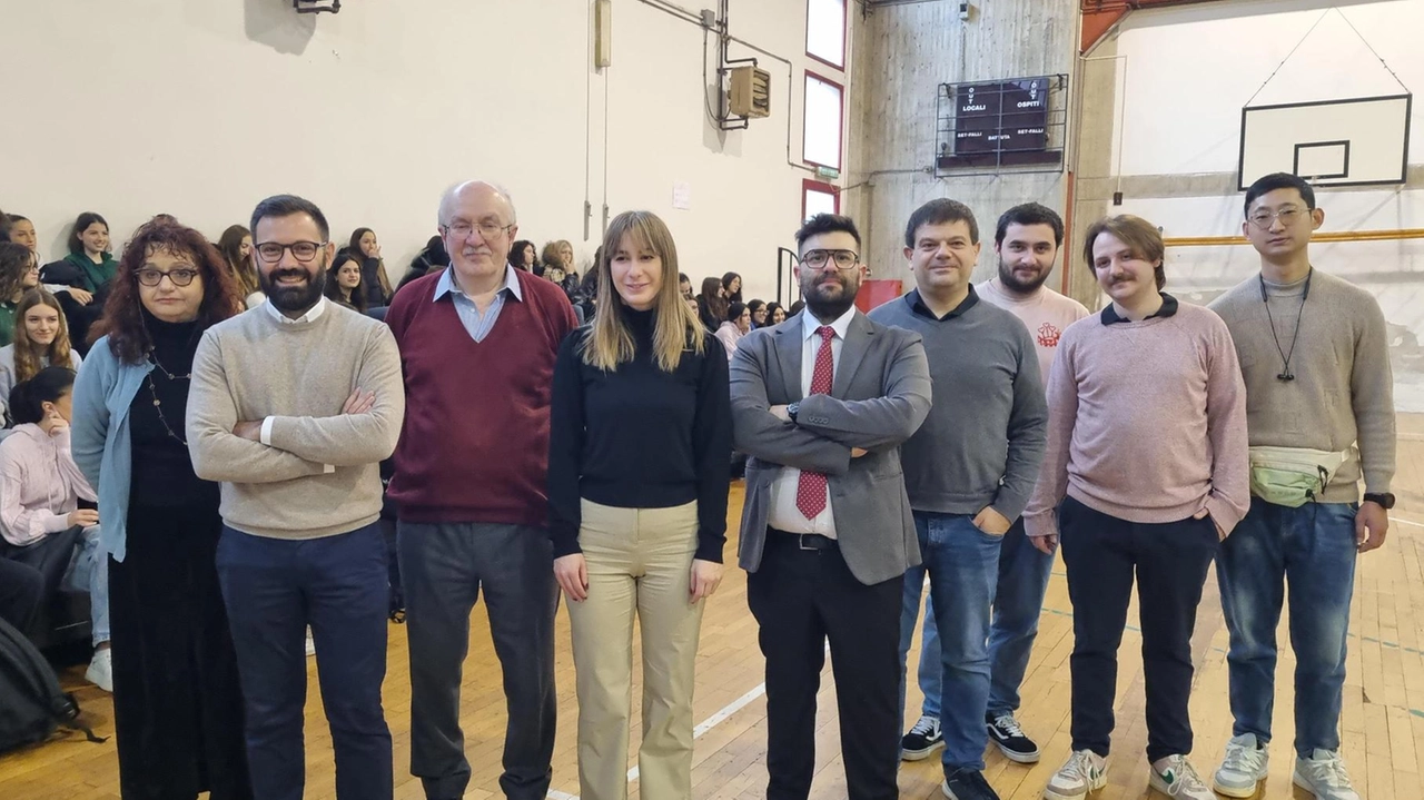 In foto i promotori dell’iniziativa insieme ai docenti dell’Istituto Einaudi In foto i promotori dell’iniziativa insieme ai docenti dell’Istituto Einaudi