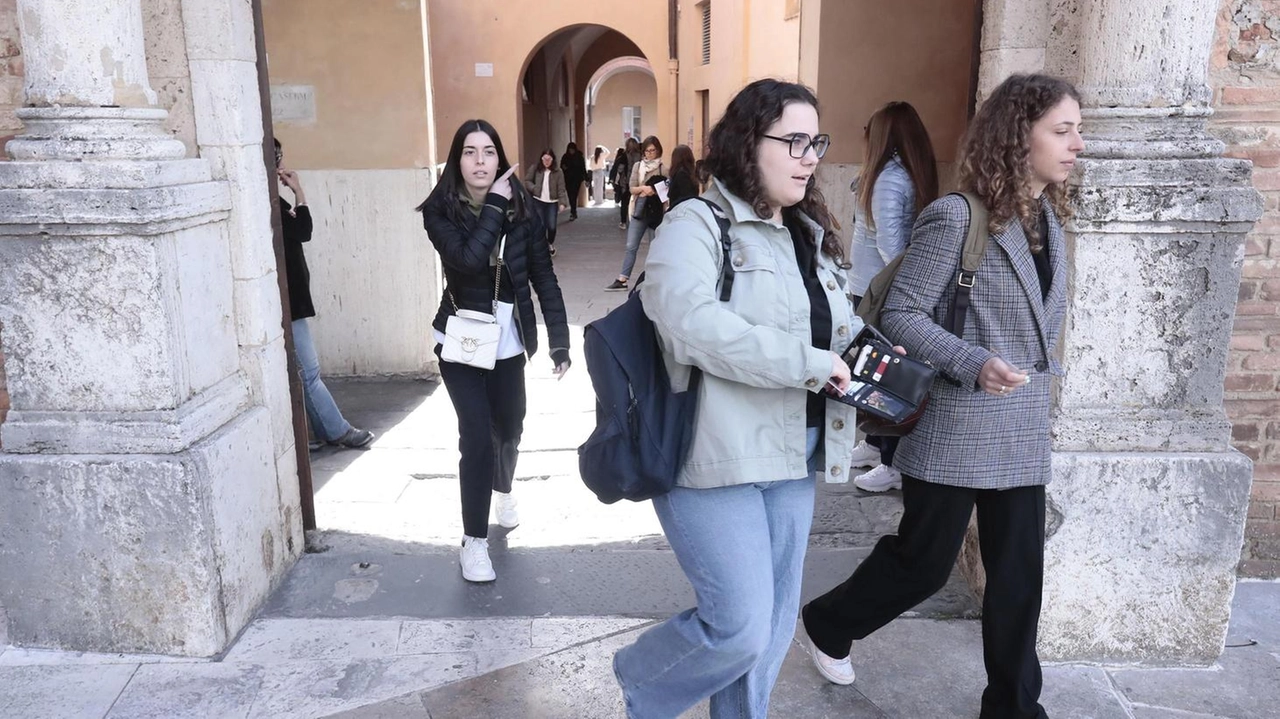 Studenti universitari all’uscita del polo di San Francesco: per molti iscritti a Siena, c’è il problema della mancata assegnazione degli alloggi nelle residente del Dsu (foto d’archivio) Studenti universitari all’uscita del polo di San Francesco: per molti iscritti a Siena, c’è il problema della mancata assegnazione degli alloggi nelle residente del Dsu (foto d’archivio)