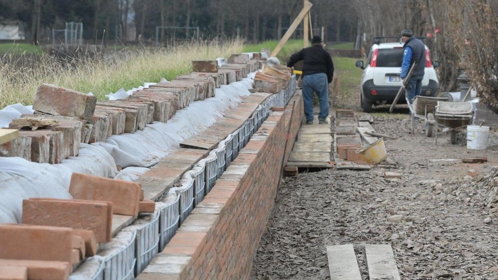 Il sopralluogo dell’assessore Buchignani al cantiere sulle Mura (foto Alcide) Il sopralluogo dell’assessore Buchignani al cantiere sulle Mura (foto Alcide)