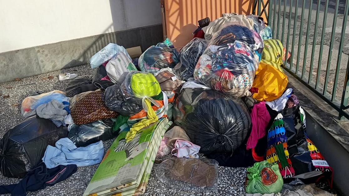 sacchi di abiti gettati davanti alla caritas non siamo una discarica da Lanazione.it sacchi di abiti gettati davanti alla caritas non siamo una discarica